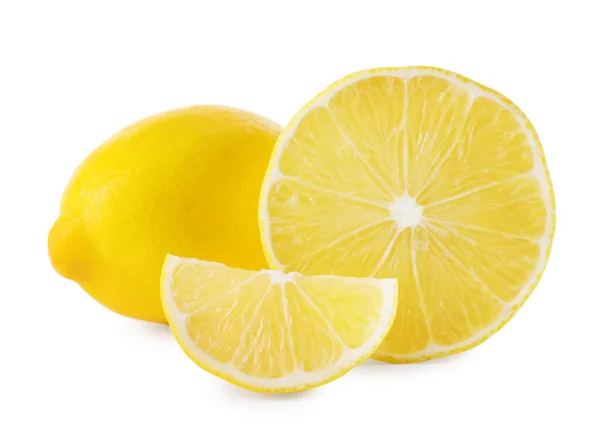 Свіжі соковиті лимони на білому тлі. Цитрусові фрукти — стокове фото