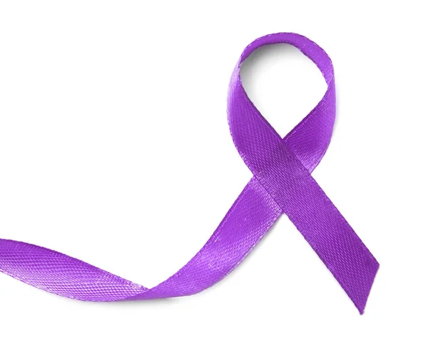 Фиолетовая лента на белом фоне, вид сверху. Домашнее насилие — стоковое фото