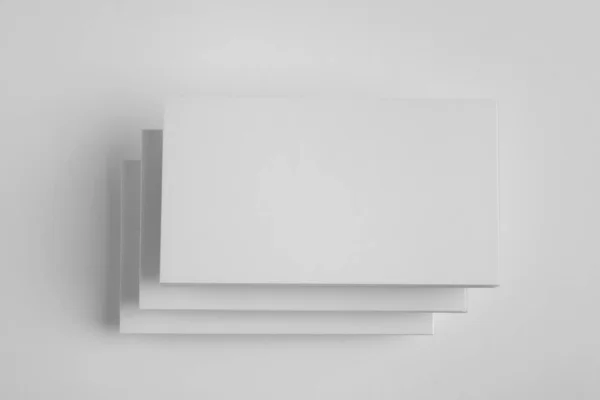 Пустые визитки на белом фоне, вид сверху. Задумайтесь над дизайном — стоковое фото