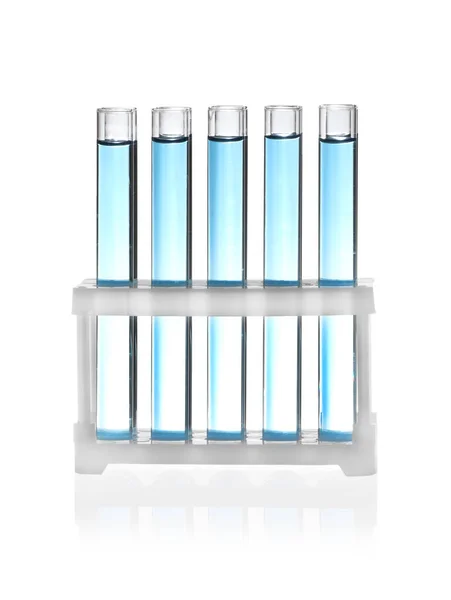 Δοκιμαστικοί σωλήνες με μπλε υγρό που απομονώνονται σε λευκό. Γυάλινα είδη εργαστηρίου — Φωτογραφία Αρχείου