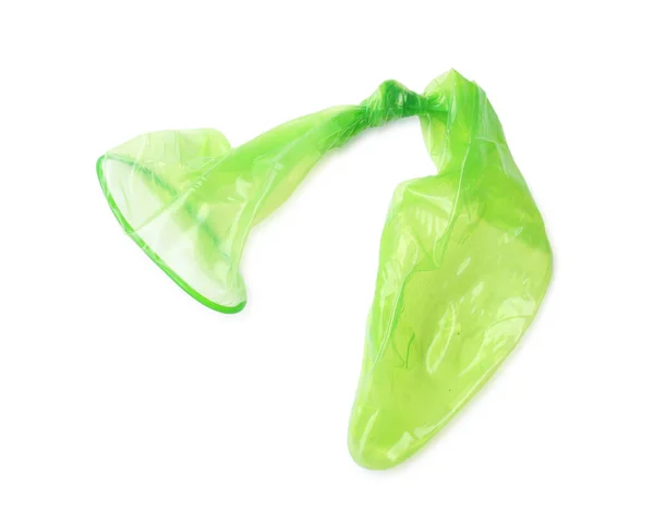 Зелений використовував презерватив на білому тлі. Безпечна концепція сексу — стокове фото