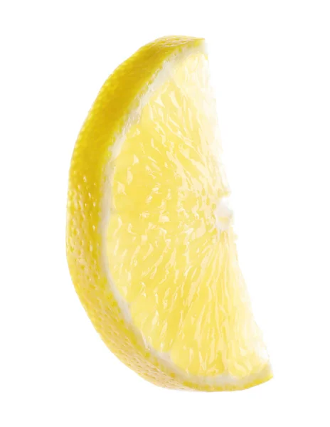 Шматочок свіжого соковитого лимона на білому тлі — стокове фото