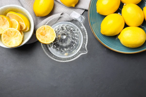 Плоска покладена композиція зі свіжовичавленим лимонним соком на темному столі. Простір для тексту — стокове фото