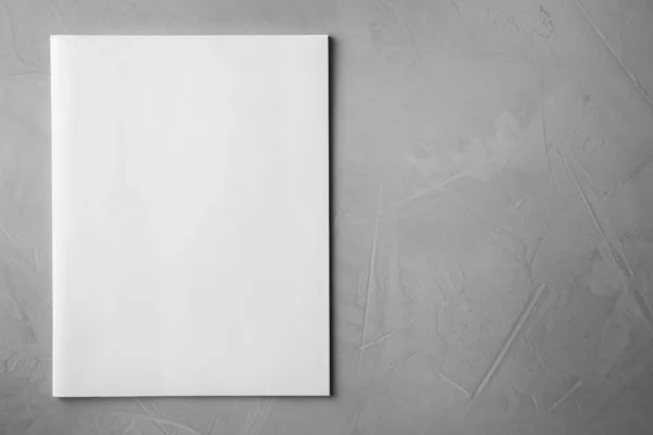 Libro bianco su sfondo grigio chiaro in pietra, vista dall'alto. Finto per il design — Foto Stock