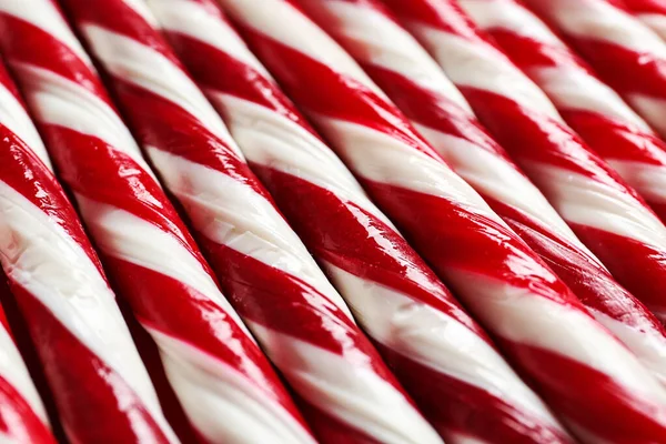 Bastones de caramelo como fondo, primer plano. Tradicional regalo de Navidad —  Fotos de Stock