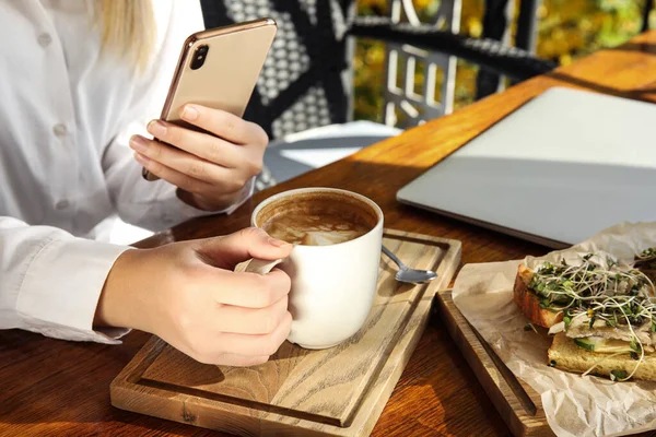 Blogger de comida tirando fotos de seu almoço no café, close-up — Fotografia de Stock