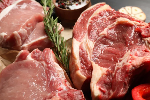 Szoros rálátás a frissen darabolt nyers húsra — Stock Fotó