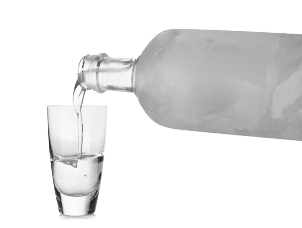 Despejando vodka fria em vidro de tiro no fundo branco — Fotografia de Stock