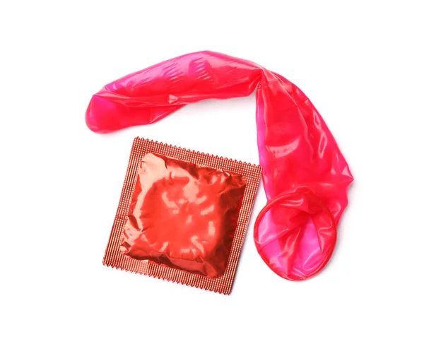 Rode condooms op witte achtergrond, bovenaanzicht. Veilig seksconcept — Stockfoto