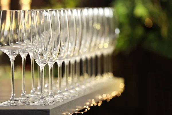 Set lege glazen op grijze tafel tegen wazige achtergrond — Stockfoto