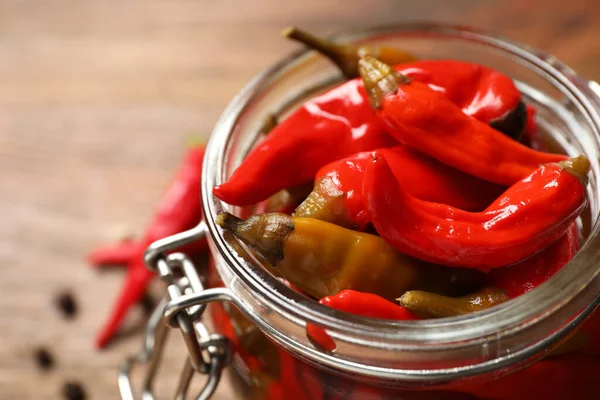 Tarro de vidrio con pimientos en escabeche en la mesa, primer plano —  Fotos de Stock