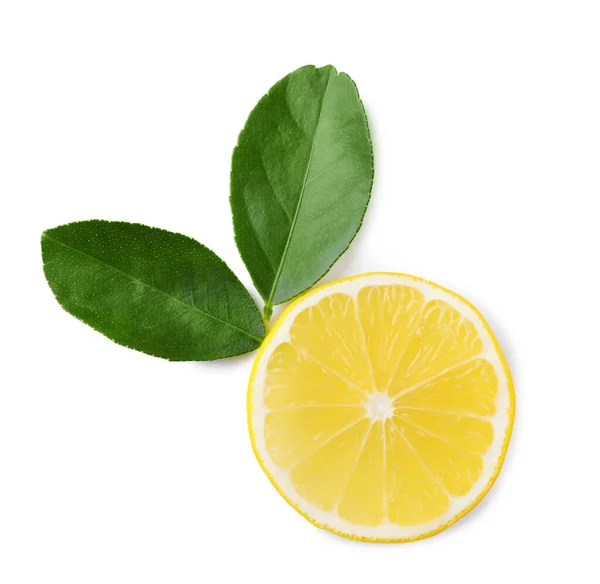 Beyaz arkaplanda limon dilimi ve yeşil yapraklar, üst görünüm — Stok fotoğraf