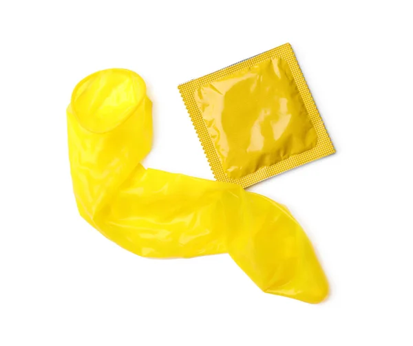 Gele condooms op witte achtergrond, bovenaanzicht. Veilig seksconcept — Stockfoto