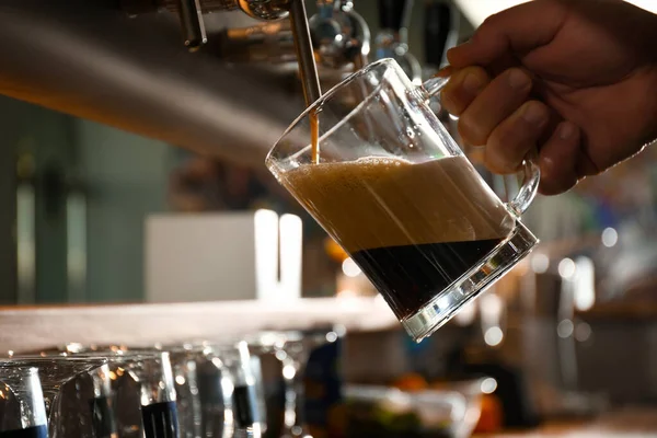 Bartender derramando cerveja em vidro no pub, close-up — Fotografia de Stock