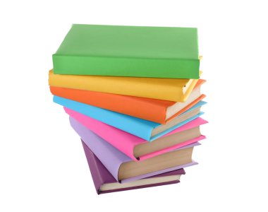 Beyaz arkaplan üzerine renkli kitap yığını