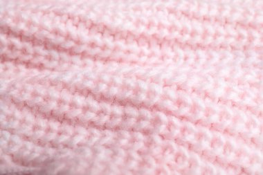 Arka plan olarak pembe örülmüş süveter, yakın plan görünümü