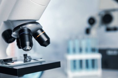 Modern mikroskobun laboratuardaki yakın görüntüsü, metin için alan. Tıbbi ekipman
