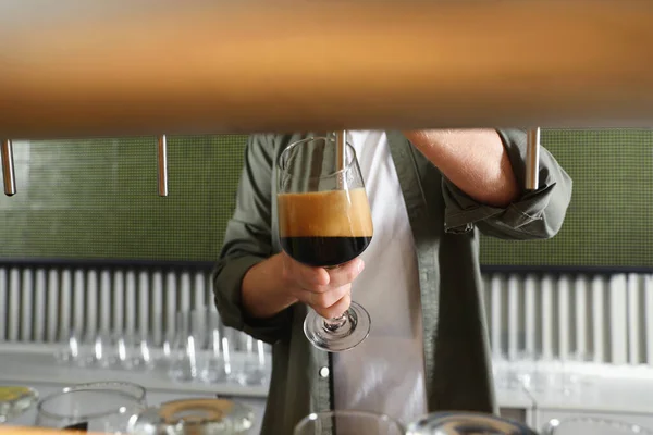 Barman derramando cerveja fresca em vidro no pub, close-up — Fotografia de Stock