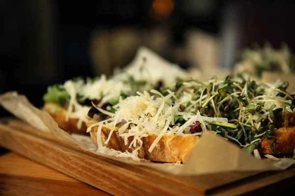 Νόστιμες μπρουσκέτες με μοσχάρι και τυρί σε ξύλινο τραπέζι, closeup — Φωτογραφία Αρχείου