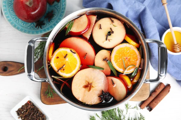 Lekkere glühwein met specerijen op witte houten tafel, plat gelegd — Stockfoto