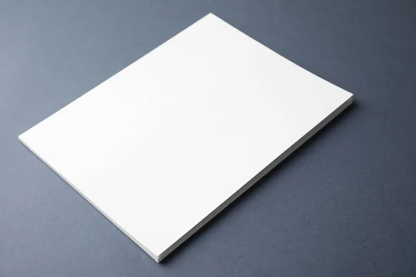 暗い灰色の背景に空白の本。デザインのためのモック — ストック写真