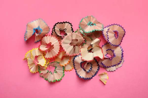 Pembe zemin üzerinde kalem talaşı, düz uzanma