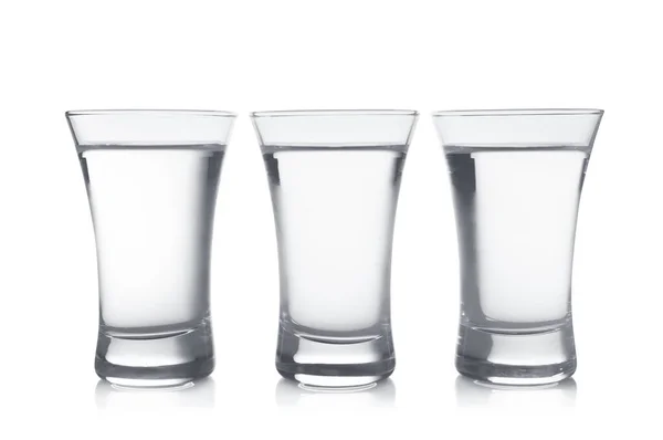 Studená vodka v záběru brýle na bílém pozadí — Stock fotografie