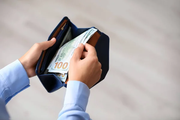 Γυναίκα με αμερικανικά χρήματα στο πορτοφόλι, κοντινό πλάνο — Φωτογραφία Αρχείου
