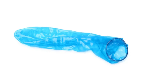 Blå används kondom på vit bakgrund. Säkert sex koncept — Stockfoto