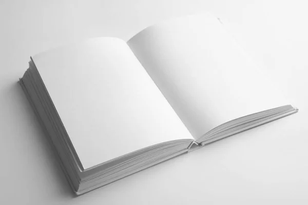 Libro aperto con pagine bianche su sfondo bianco. Finto per il design — Foto Stock