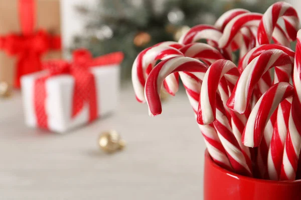 컵에 들어 있는 사탕들 이 흐릿 한 배경 위에 있고 문자가 들어갈 공간 이 있습니다. 전통적 인 크리스마스 선물 — 스톡 사진