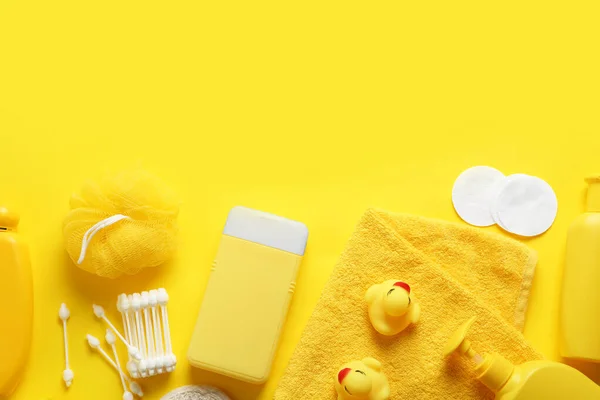 Flache Liegekomposition mit Babykosmetik auf gelbem Hintergrund — Stockfoto