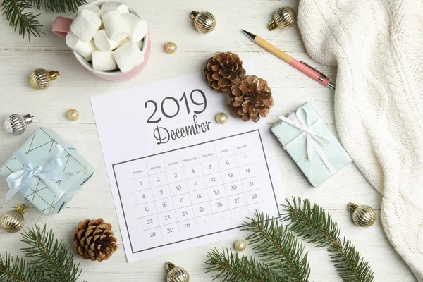 Composição de leigos planos com calendário de papel na mesa de madeira branca — Fotografia de Stock