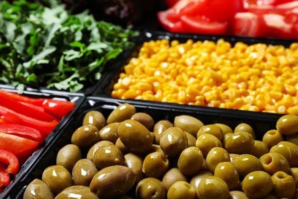 Barra de salada com diferentes ingredientes frescos como fundo, close-up — Fotografia de Stock