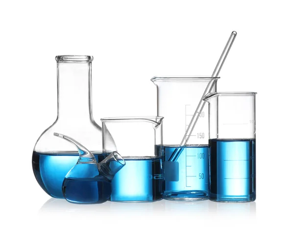 Conjunto de artigos de vidro de laboratório com líquido azul isolado sobre branco — Fotografia de Stock