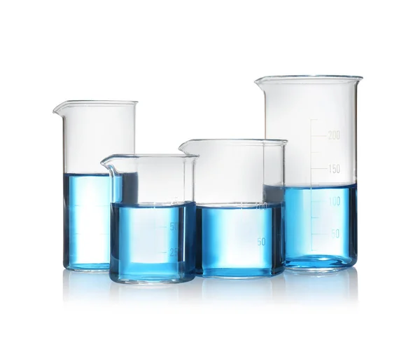 蓝色液体隔离在白色上的比目鱼。 实验室玻璃器皿 — 图库照片