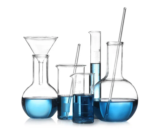 Набір лабораторного скляного посуду з синьою рідиною ізольовано на білому — стокове фото