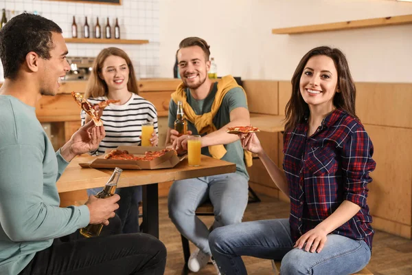 Vriendengroep Met Leuk Feestje Met Heerlijke Pizza Café — Stockfoto