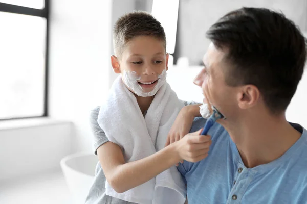 Filho Raspando Seu Pai Com Navalha Banheiro — Fotografia de Stock