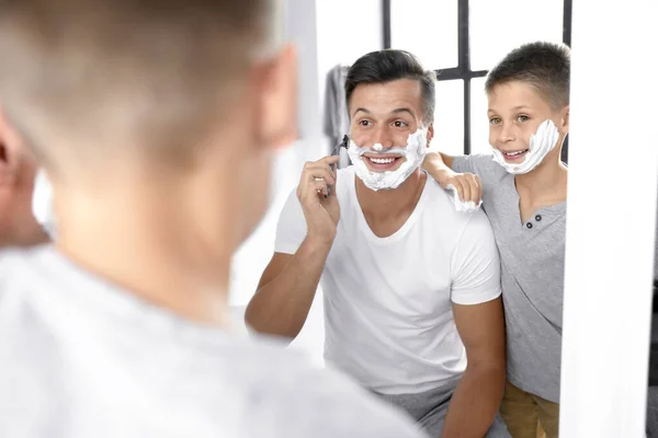 Papá Mostrando Hijo Cómo Afeitarse Cerca Del Espejo Baño — Foto de Stock