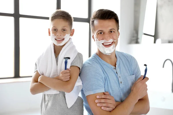Glücklicher Vater Und Sohn Mit Rasierschaum Badezimmer — Stockfoto