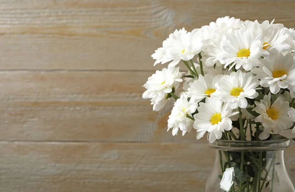Lindas flores de crisântemo branco em vaso de vidro no backgroun — Fotografia de Stock