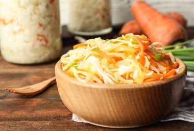 Lezzetli mayalanmış lahana ahşap masada, yakın plan.