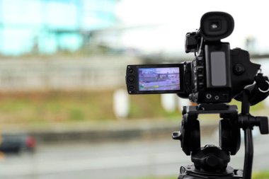 Profesyonel video kamera açık havada. Metin için boşluk
