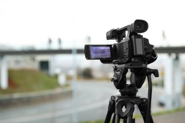 Profesyonel video kamera açık havada. Metin için boşluk