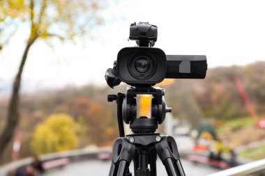 Dışarıdaki tripoda video kamera. Profesyonel ekipman