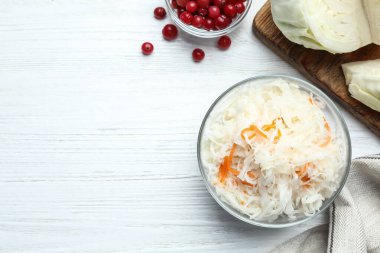 Beyaz ahşap masa üzerinde mayalanmış lahana ile düz kompozisyon, metin için boşluk