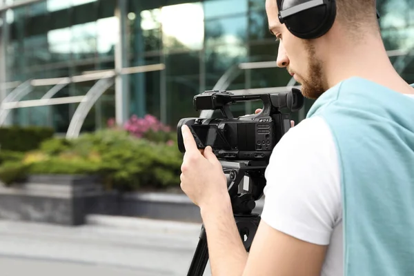 Videooperatore Con Telecamera Che Lavora Sulla Strada Cittadina Spazio Testo — Foto Stock