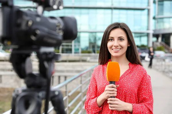 Ung Kvinnlig Journalist Med Mikrofon Stadsgatan — Stockfoto