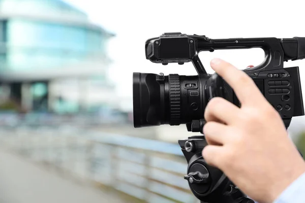 Operador Vídeo Com Câmera Trabalhando Rua Cidade Close — Fotografia de Stock